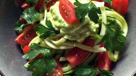 Raw & vegan: zoodles (courgetti) with creamy avocado pesto