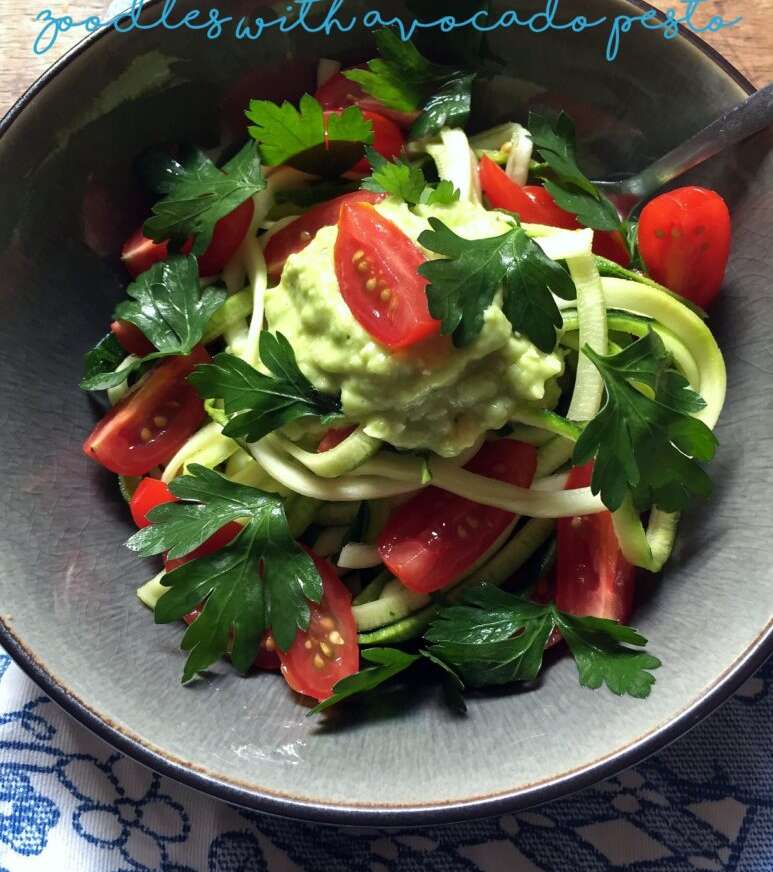 Raw & vegan: zoodles (courgetti) with creamy avocado pesto