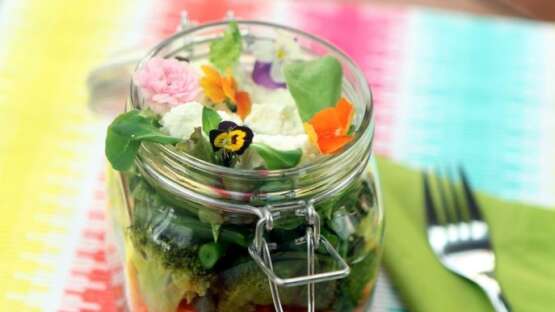 Easy salad with edible flowers and spicy yoghurt dressing