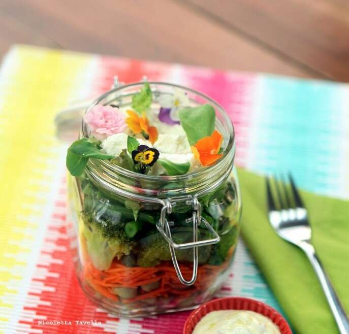 Easy salad with edible flowers and spicy yoghurt dressing
