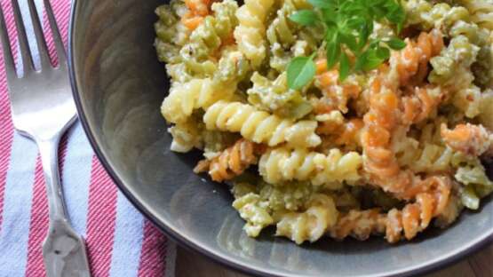 Summer pasta with cauliflower-almond pesto