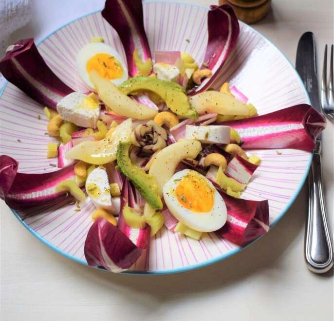 Paassalade met radicchio, peer, cashewnoten en avocado