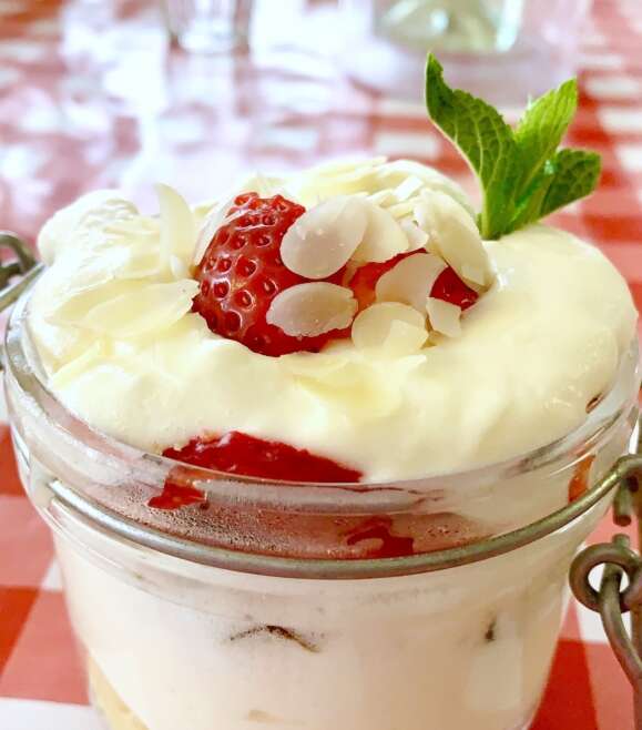 Tiramisù with strawberries and limoncello