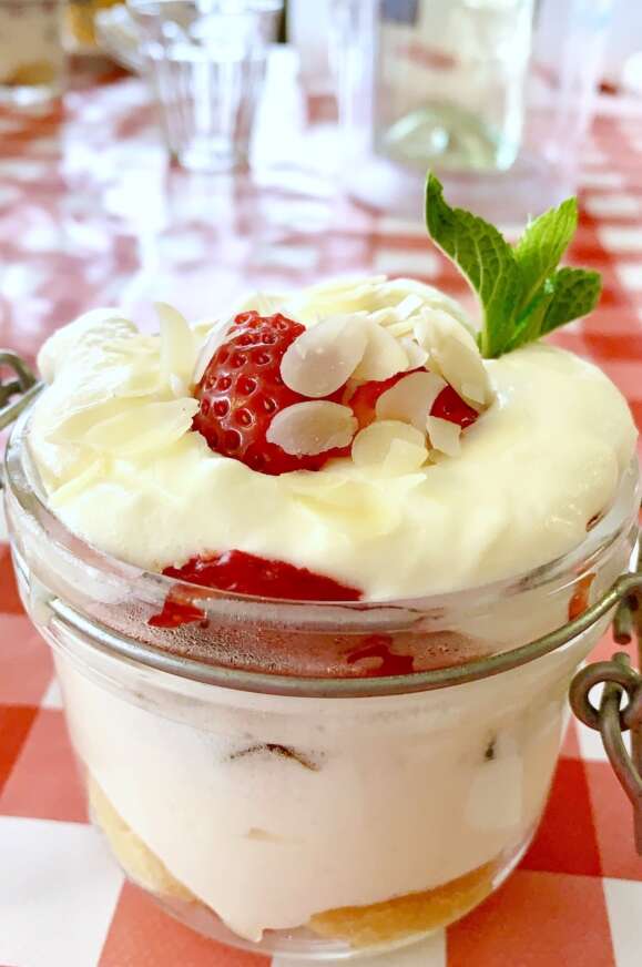 Tiramisù with strawberries and limoncello