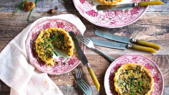 Savoury tartlets with mushrooms and herbs