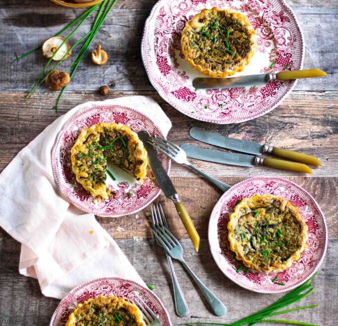 Savoury tartlets with mushrooms and herbs
