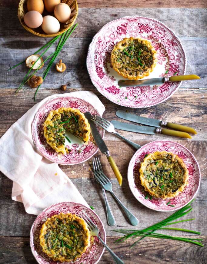 Savoury tartlets with mushrooms and herbs