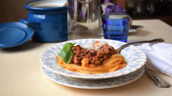 Vegetarian & vegan “bolognese” sauce