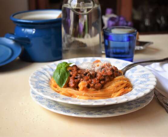 Vegetarian & vegan “bolognese” sauce