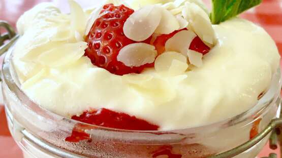 Tiramisù with strawberries and limoncello