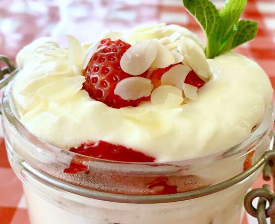 Tiramisù with strawberries and limoncello