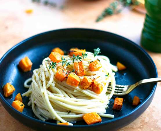 Spaghetti cacio e pepe met geroosterde pompoen en tijm