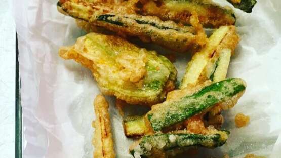 Fried courgettes and courgette flowers
