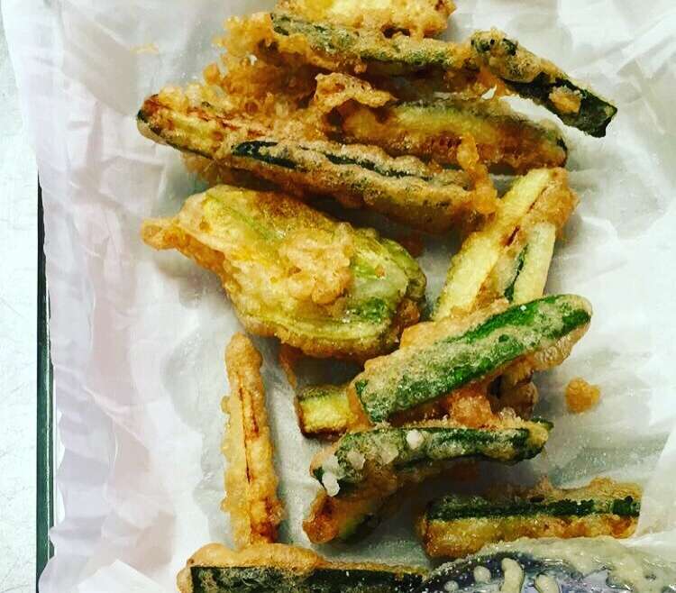 Fried courgettes and courgette flowers