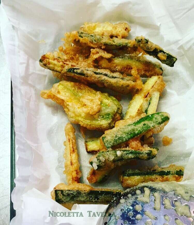 Fried courgettes and courgette flowers