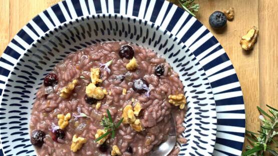 Risotto with rosemary, red wine and blueberries