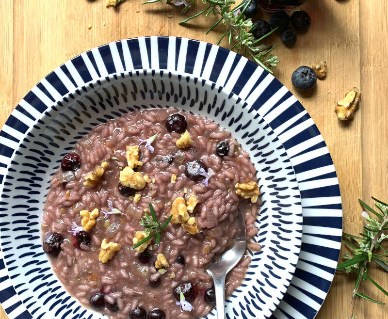 Risotto met rozemarijn, rode wijn en blauwe bessen