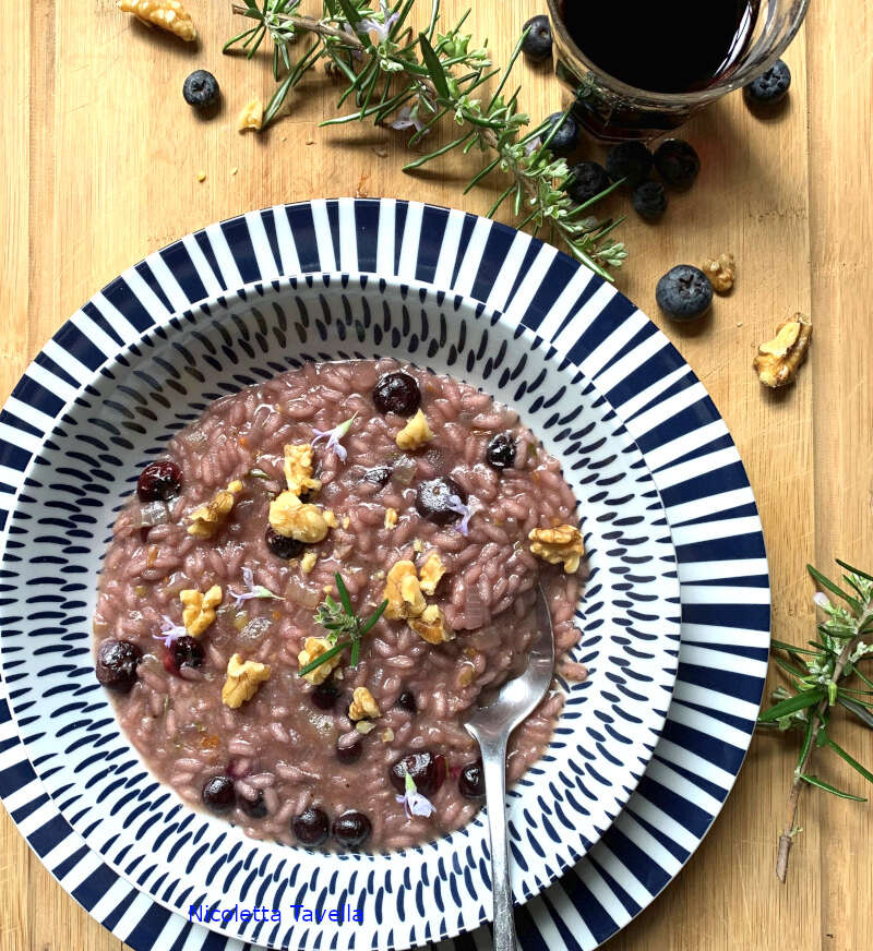 Risotto with rosemary, red wine and blueberries