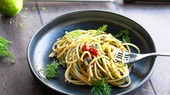 Spaghetti with butter, anchovy and dill