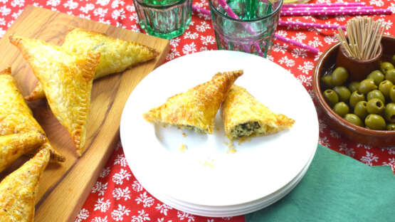 Puff pastry triangles stuffed with spinach and fish