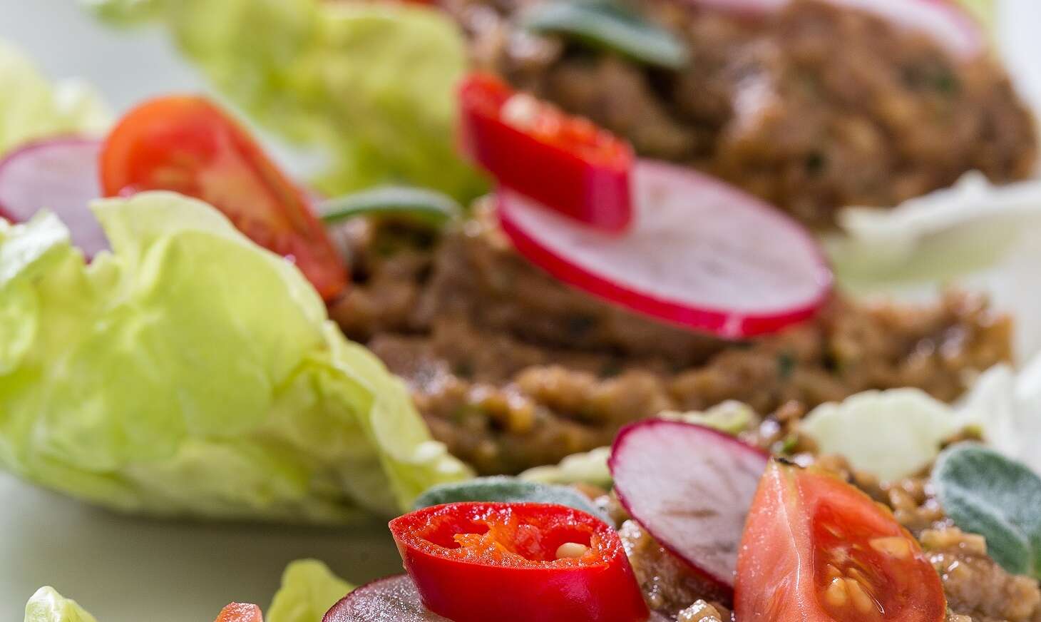 Salad “boats” with aubergine cream
