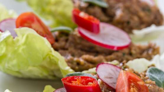 Salad “boats” with aubergine cream