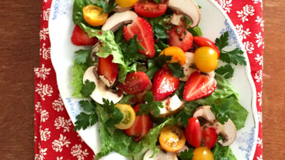 Salad with strawberries and champignons