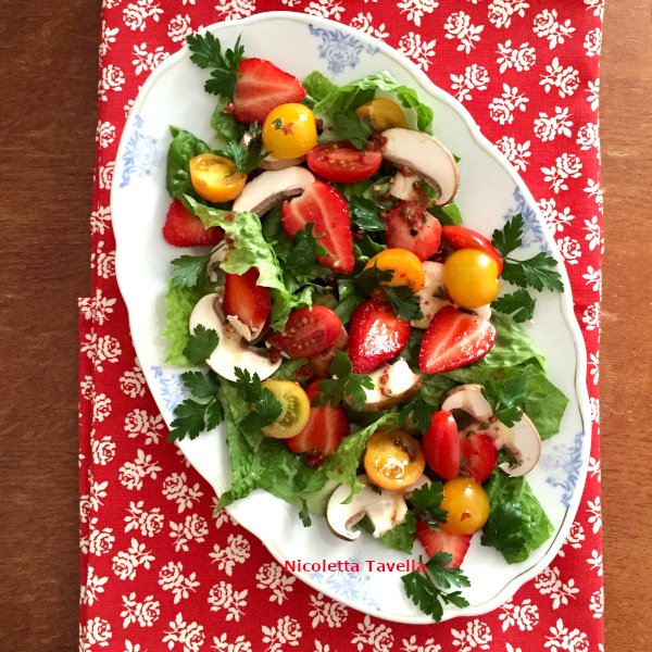 Salad with strawberries and champignons